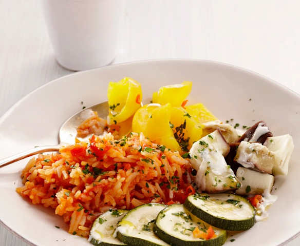 Assortiment de légumes sur lit de riz et sauce au yaourt