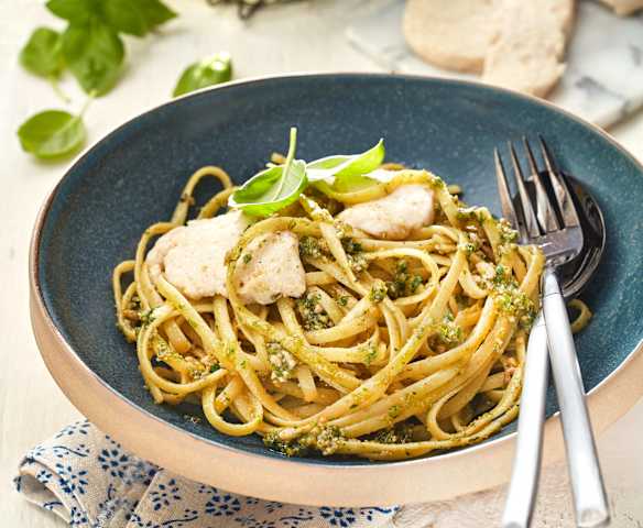 Linguine mit Basilikum-Petersilien-Pesto und veganem Mozzarella