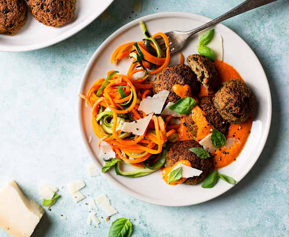 Albóndigas de berenjena con salsa de pimientos