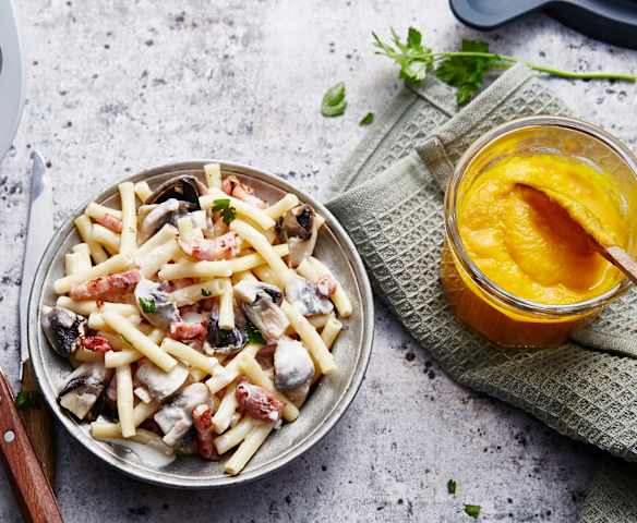Velouté de carotte au curcuma, pâtes aux lardons et champignons