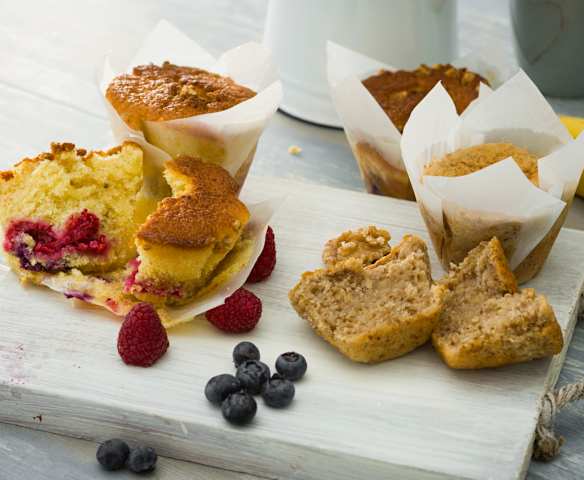 Muffins de frutos rojos y muffins de plátano y nuez