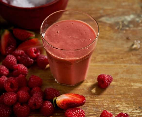 Batido de framboesa, manga e morango Batido de framboesa, manga e morango