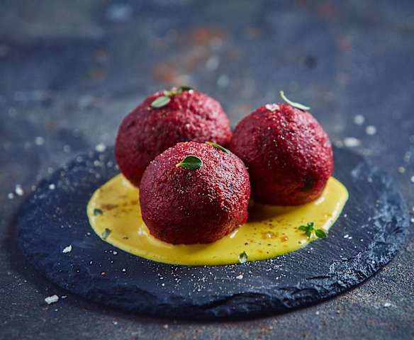Gnocchi di pane alla barbabietola su crema allo zafferano