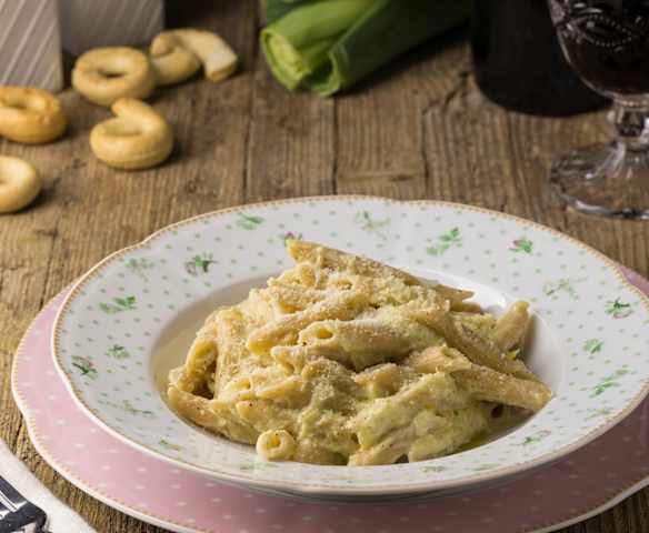 Penne integrali con fonduta di porri