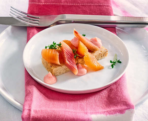 Lachsforelle mit gepickeltem Rhabarber und Purple-Curry-Mayo