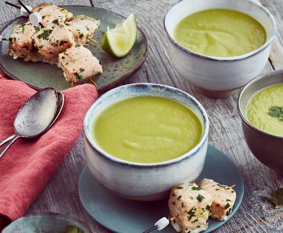 Soupe d'asperges et brochette de saumon