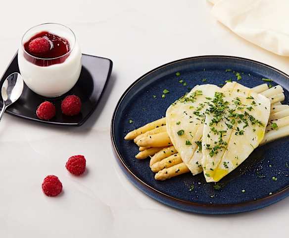 Menù: Filetti di halibut con asparagi bianchi; crema al cioccolato bianco con coulis ai lamponi (Bimby Friend) Menù: Filetti di halibut con asparagi bianchi; crema al cioccolato bianco con coulis ai lamponi (Bimby Friend)