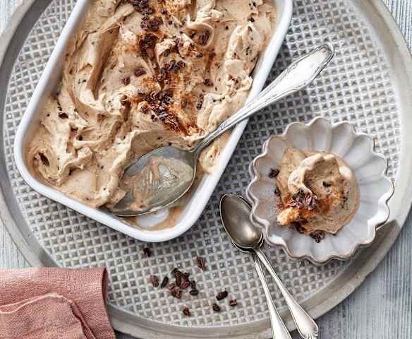 Bananen-Zimt-Eis mit Kakaonibs