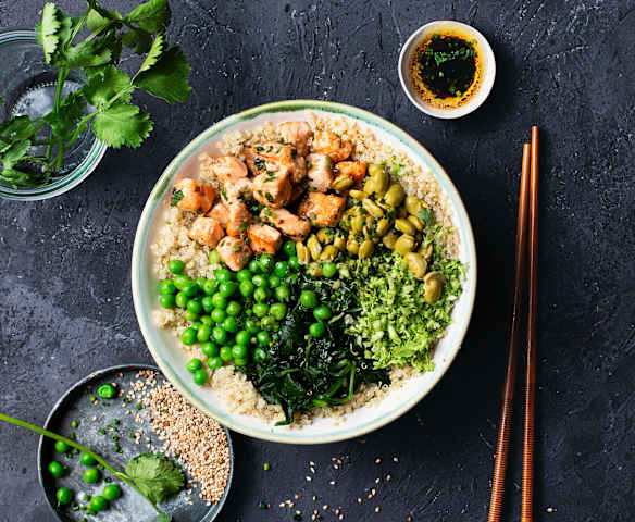Poke bol verde con salmón