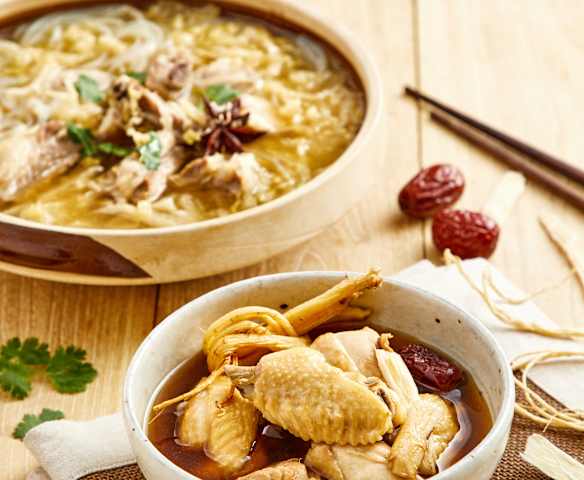 酸菜排骨炖粉条配药膳蒸鸡