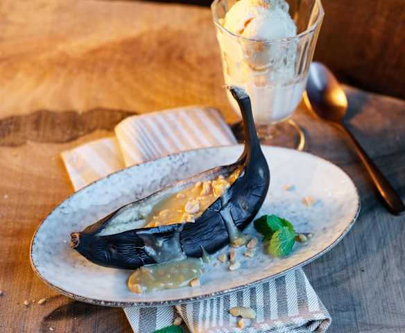 Gegrillte Bananen mit Erdnusseis und Karamell