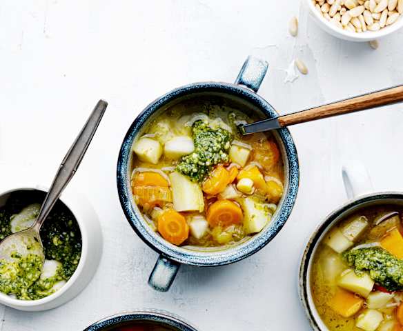 Wurzelgemüse-Suppe mit Cashew-Pesto Wurzelgemüse-Suppe mit Cashew-Pesto
