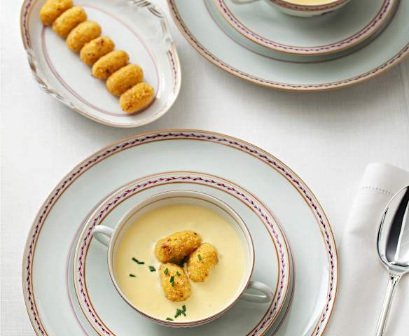 Crema reina de ave y quenelles de parmesano