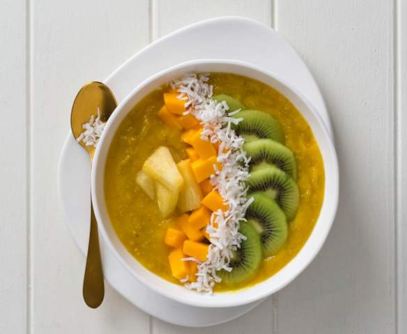 Tropical smoothie bowl
