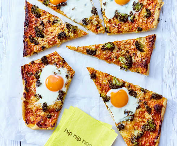 Gemüse-Pizza mit Spiegelei