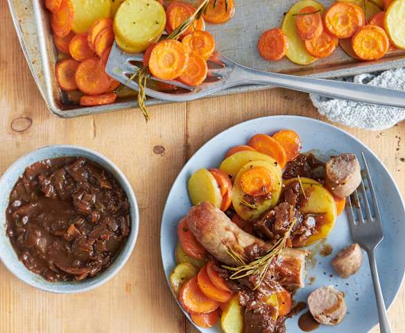 Bratwurst mit Zwiebelsauce und Ofengemüse