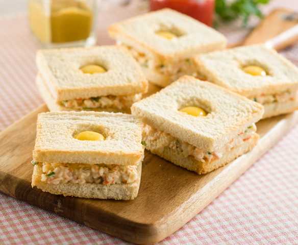 Tostadas con surimi y huevos de codorniz