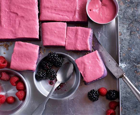 Quadrados gelados de amora e framboesa com curd de framboesa