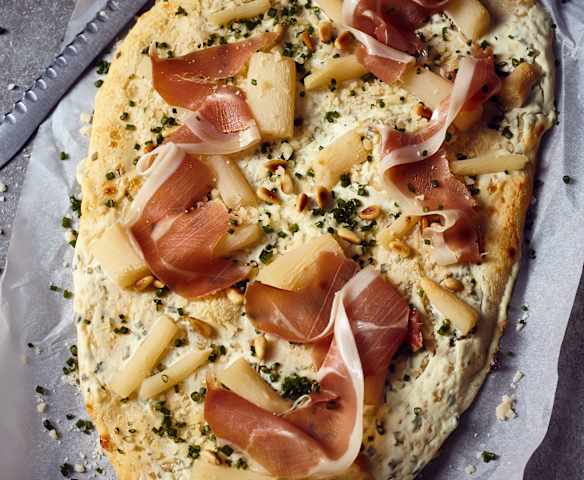 Pizza mit Schwarzwurzel und Serrano-Schinken