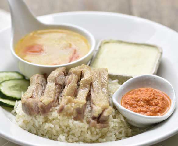 Riso al pollo hainanese, zuppa di verdure e uova