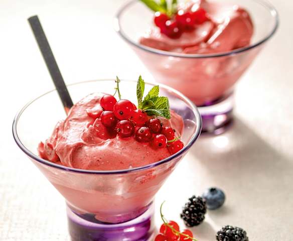 Espuma rápida de frutillas y bananas congeladas