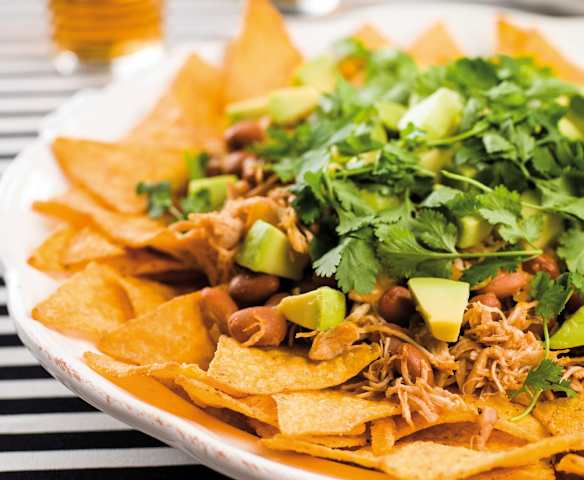 Nachos de frango e abacate