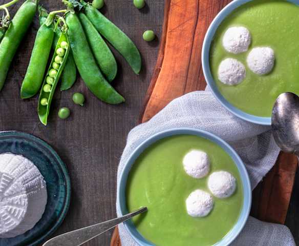 Vellutata di piselli con palline di ricotta