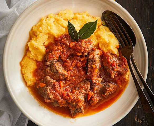 Spezzatino di carne con polenta Spezzatino di carne con polenta