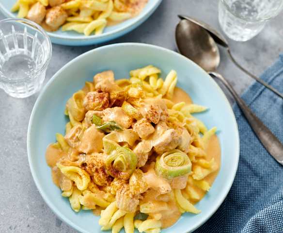 Szybka potrawka z kurczaka i pora z kluskami (spätzlami)