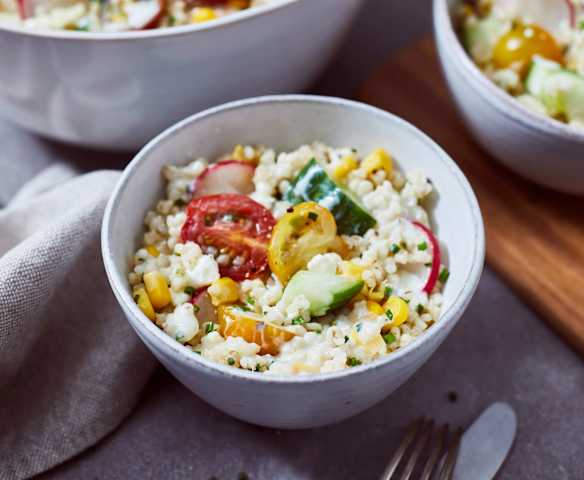Ensalada de cebada perlada con salsa de yogur