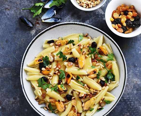 Pâtes aux moules, raisins et pignons