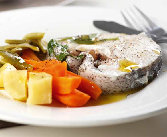 Peixe ao vapor com legumes e sopa