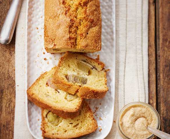 Cake moelleux à la rhubarbe