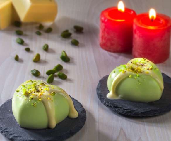 Panna cotta al pistacchio e salsa al cioccolato bianco Panna cotta al pistacchio e salsa al cioccolato bianco