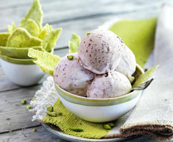 Sorbet à la quetsche et tuiles à la pistache