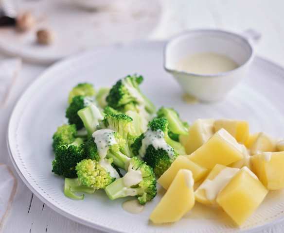 Brócoli y patatas con salsa de queso