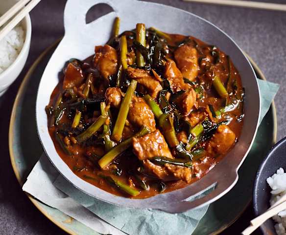 Schweinefilet mit Knoblauchsprossen (肉炒蒜苔)