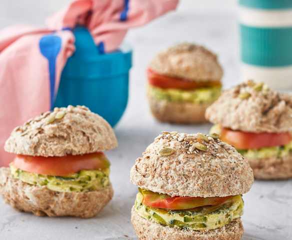 Panini ai cereali con frittata alle zucchine e pomodori Panini ai cereali con frittata alle zucchine e pomodori