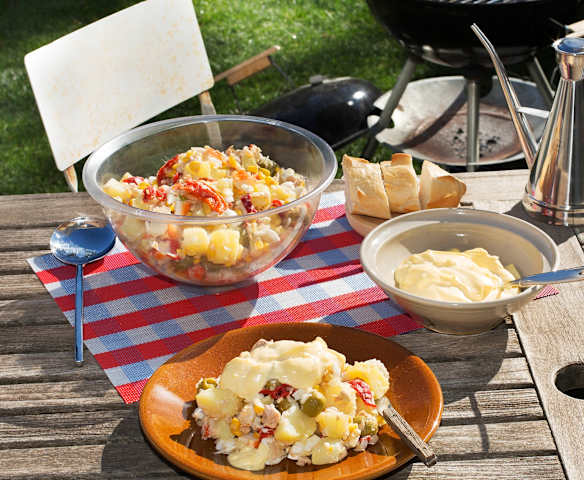 Ensaladilla de patata, huevos, atún y palitos de surimi