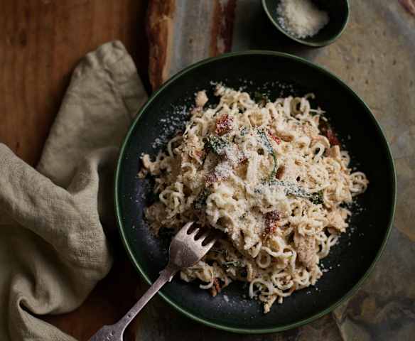 Noodles com frango e espinafres Noodles com frango e espinafres