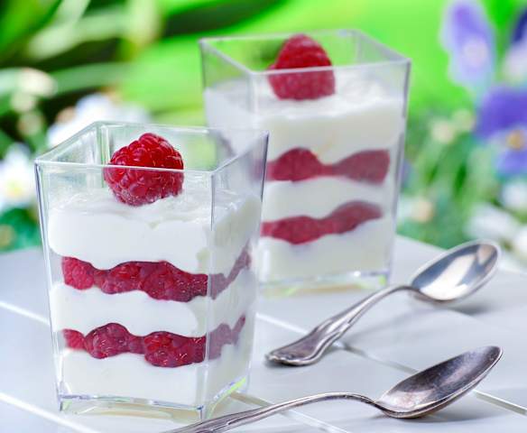 Mousse au chocolat blanc et framboises