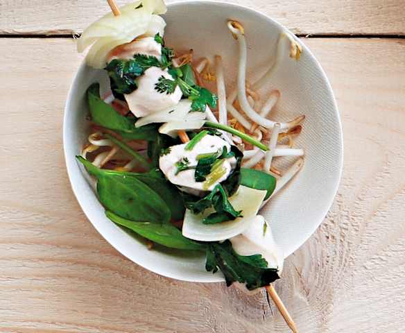 Brochettes de poulet et oignon vapeur aux herbes