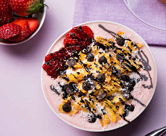 Smoothie bowl de fresas, coco y chocolate
