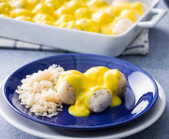 Albóndigas de pescado con salsa de limón y huevo