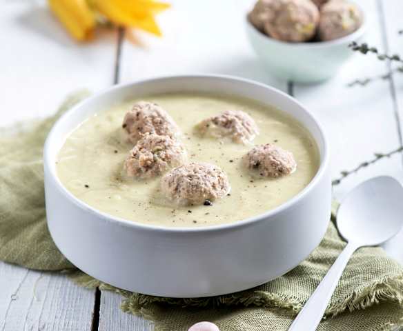 Chrzanowa zupa krem z awokado i pulpetami