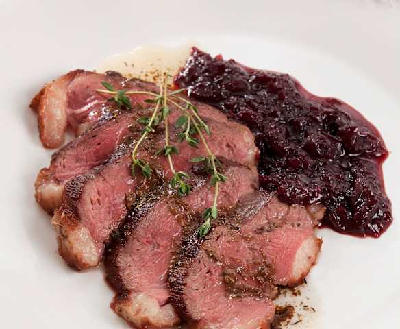 Magret de pato con salsa de cerezas