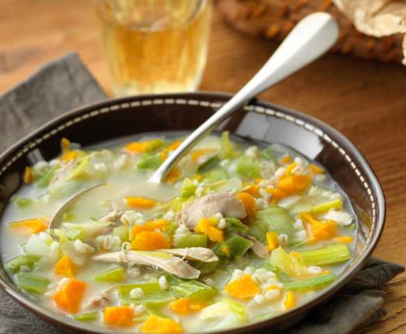 Sopa de pollo y cebada con verduras