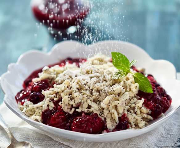 Mohnknöpfli mit Beerengrütze Mohnknöpfli mit Beerengrütze
