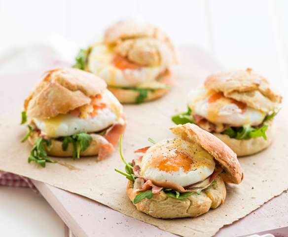 Ovos escalfados com presunto e molho maltês