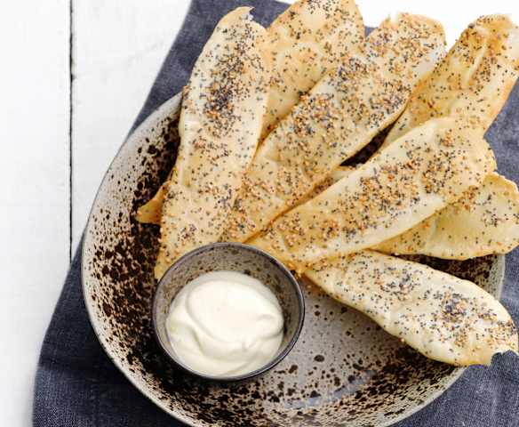 Telhas de sementes e molho wasabi